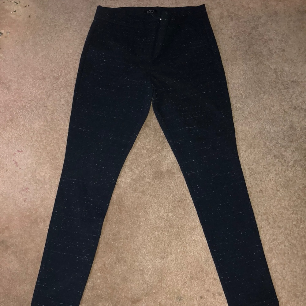 Blue leggings with front pockets.